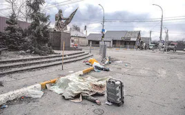 Civiles muertos tras un bombardeo ruso en un punto de evacuación en la ciudad ucraniana de Irpin.