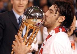 Luis Scola besa una de las seis Copas del Baskonia.