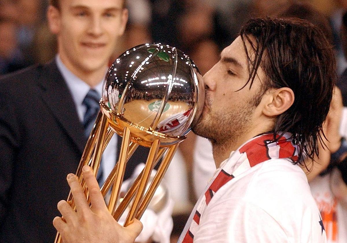 Luis Scola besa una de las seis Copas del Baskonia.