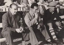 Calderón, con gorra, en el banquillo de Mendizorroza.