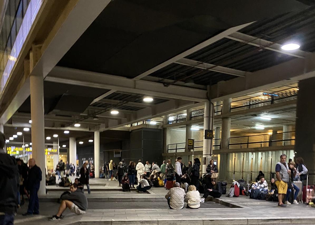 Imagen secundaria 1 - Pasajeros desviados a Barcelona cortan el tráfico y se amotinan en El Prat tras pasar la noche en la calle