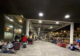 Imagen de los pasajeros en el aparcamiento del aeropuerto de Barcelona.