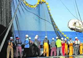 Tripulantes de un atunero de Bermeo que busca nuevos profesionales para hacer frente a la jubilación de parte de su tripulación.