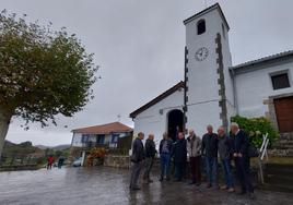El Obispo de Bilbao, Joseba Segura (cuarto por la izquierda) ofició ayer una mira para reinaugurar el reloj de la iglesia de Gabika de Ereño.