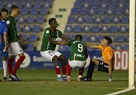 Selu Diallo levanta a Karrikaburu en el área rival.
