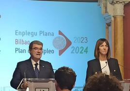 El alcalde de Bilbao, Juan Mari Aburto, y la vicelehendakari y consejera de Trabajo y Empleo del Gobierno Vasco, Idoia Mendia, en la presentación de los Planes de Empleo 2023-2024.