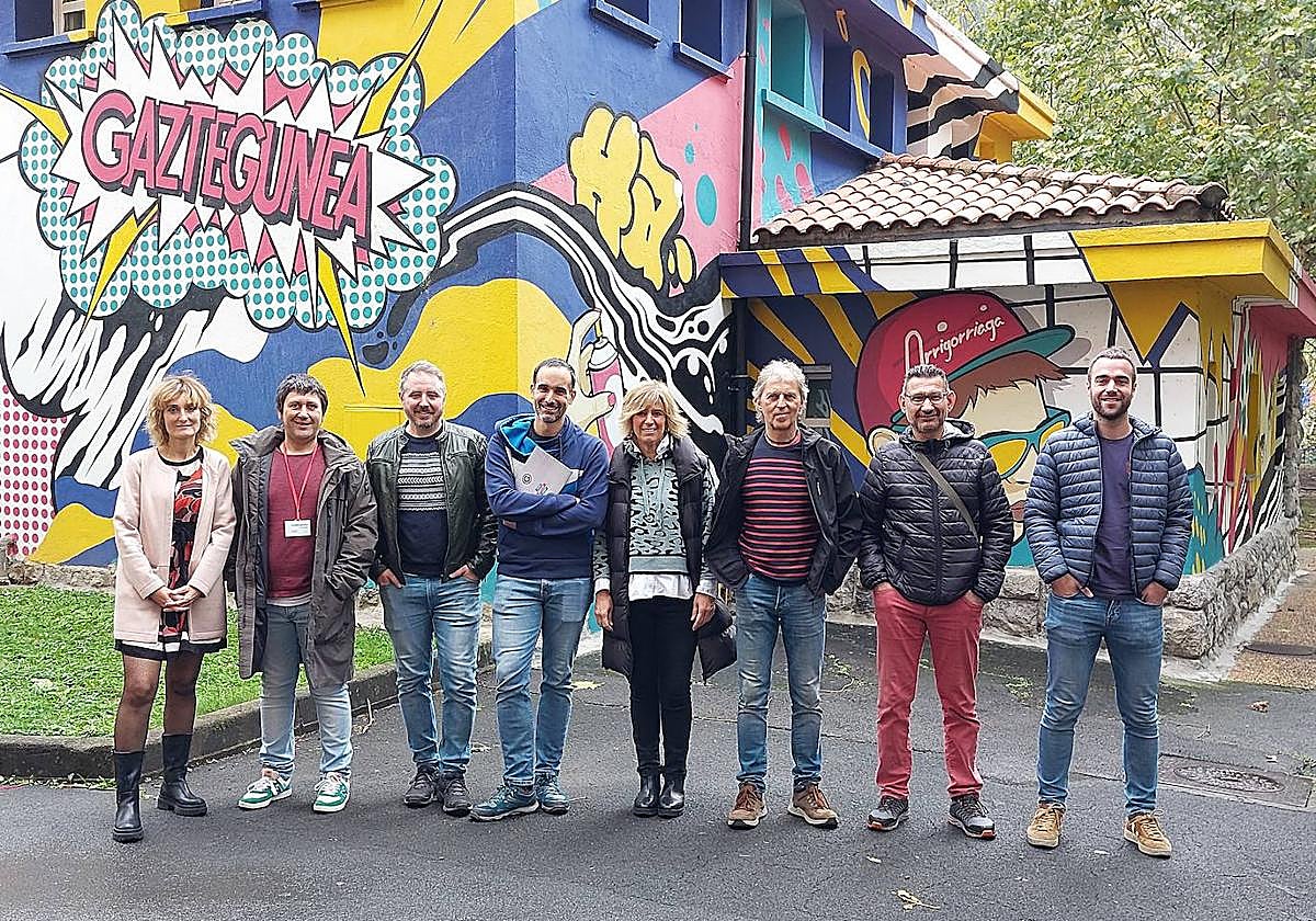 Rakel Solaun, directora de la escuela de Arrigorriaga, Javier Jiménez, director del Gaztegune, Aitor Arenas (AMPA escuela), Alex Aginagalde, director del instituto, la alcaldesa Maite Ibarra, Roberto González y Pedro Valle (AMPA instituto) y el concejal de Juventud, Gorka Etxebarria.
