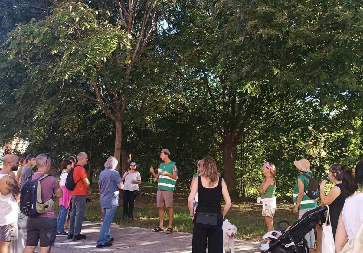 Vecinos y visitantes participan en un aruta guiada de lso árboles singulares de Bakio.