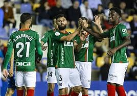 Abde y Selu Diallo felicitan a Duarte por su gol en La Condomina.