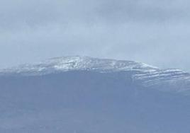 El Gorbea amanece con una fina capa de nieve sobre la cima.