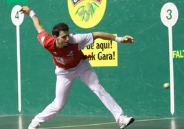 Jokin Altuna se coloca para golpear una pelota con la derecha en el Astelena de Eibar.