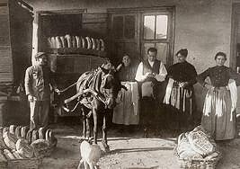 Reparto de pan a principios del siglo XX en Bermeo. 'La alimentación doméstica en Vasconia'.