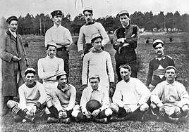 La imagen más antigua del Athletic. De izquierda a derecha y de arriba a abajo: Orbe (Árbitro), Ugalde, Alzola, McLennan, C. Castellanos, Mendiguren, Lede, M. Castellanos, Guinea, Evans, Langford y Davies.