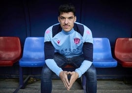 Ander Capa en un banquillo de la Ciudad Deportiva del Levante.