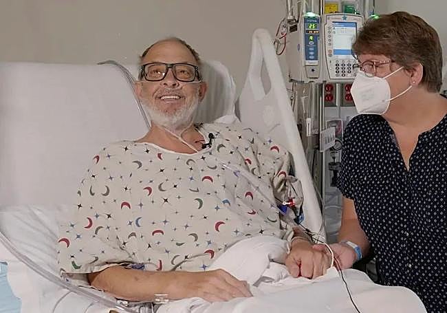 Lawrence Faucette, junto a su mujer en el hospital.