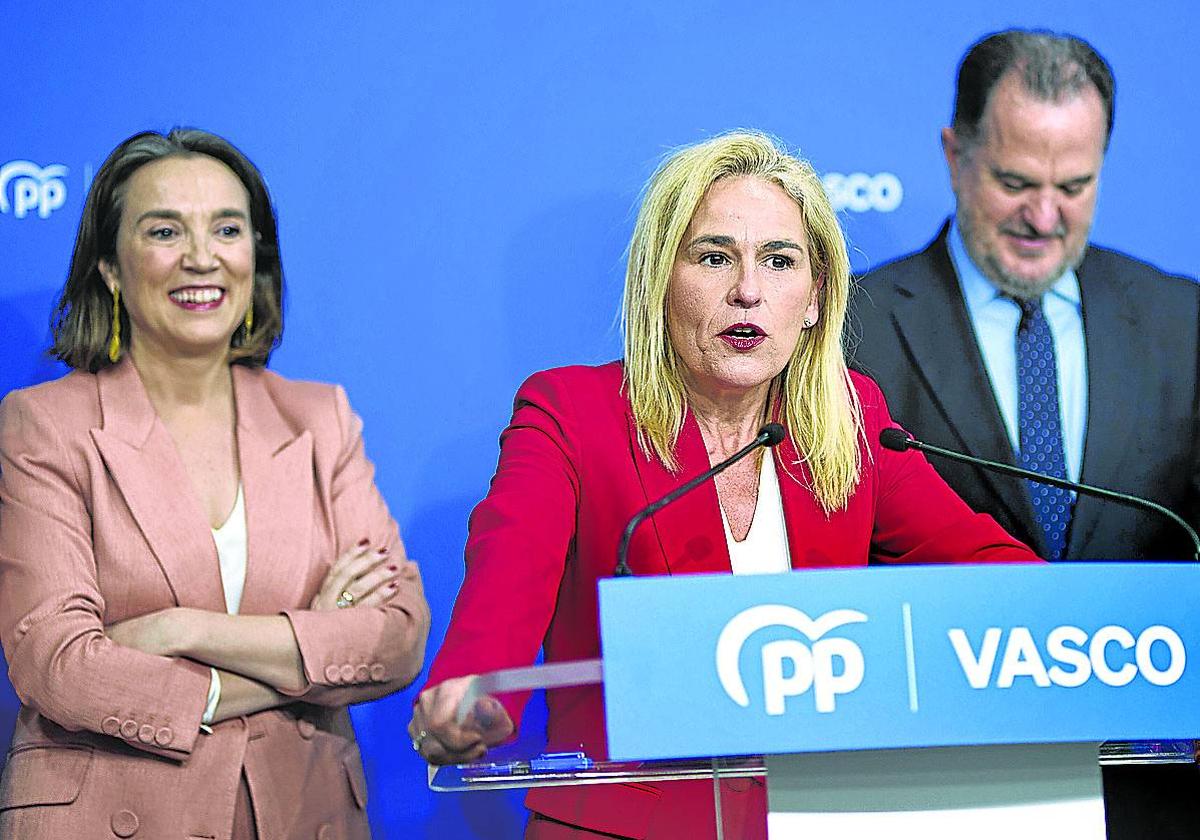 La nueva secretaria general del PP vasco, Esther Martínez, junto a Cuca Gamarra y Carlos Iturgaiz.