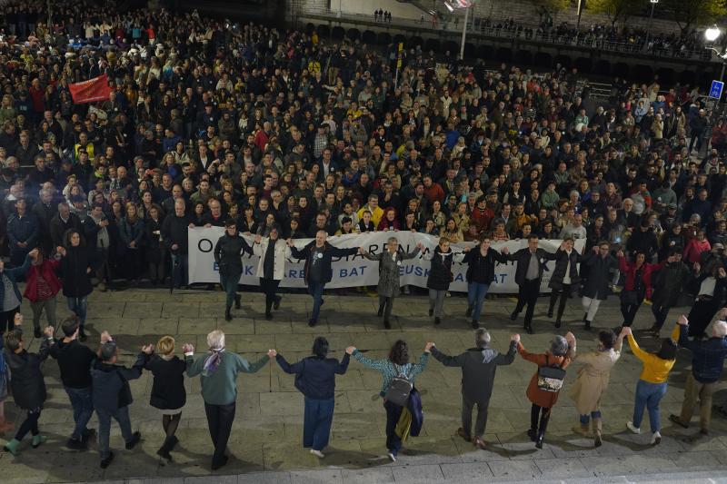 Miles de personas claman en Bilbao para defender el euskera