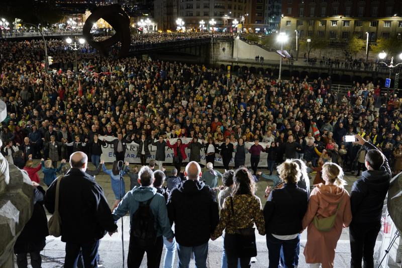 Miles de personas claman en Bilbao para defender el euskera