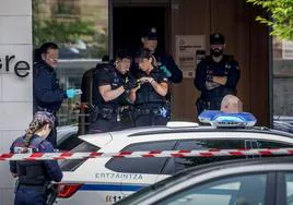 Varios agentes de la Ertzaintza permanecen en el exterior del hotel de Vitoria en el que fue asesinada Maialen el pasado mes de junio.