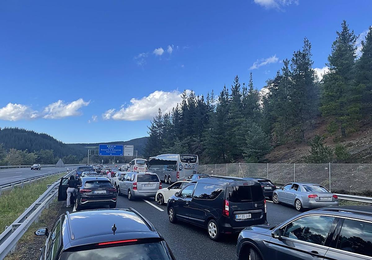 Decenas de vehículos han quedado parados cerca de una hora.