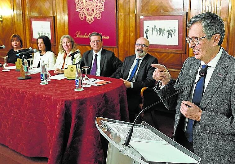 César Coca, durante su intervención ante una de las directoras del máster, las representantes del Gobierno vasco y la UPV, Enrique de Ybarra y el director de EL CORRE0.