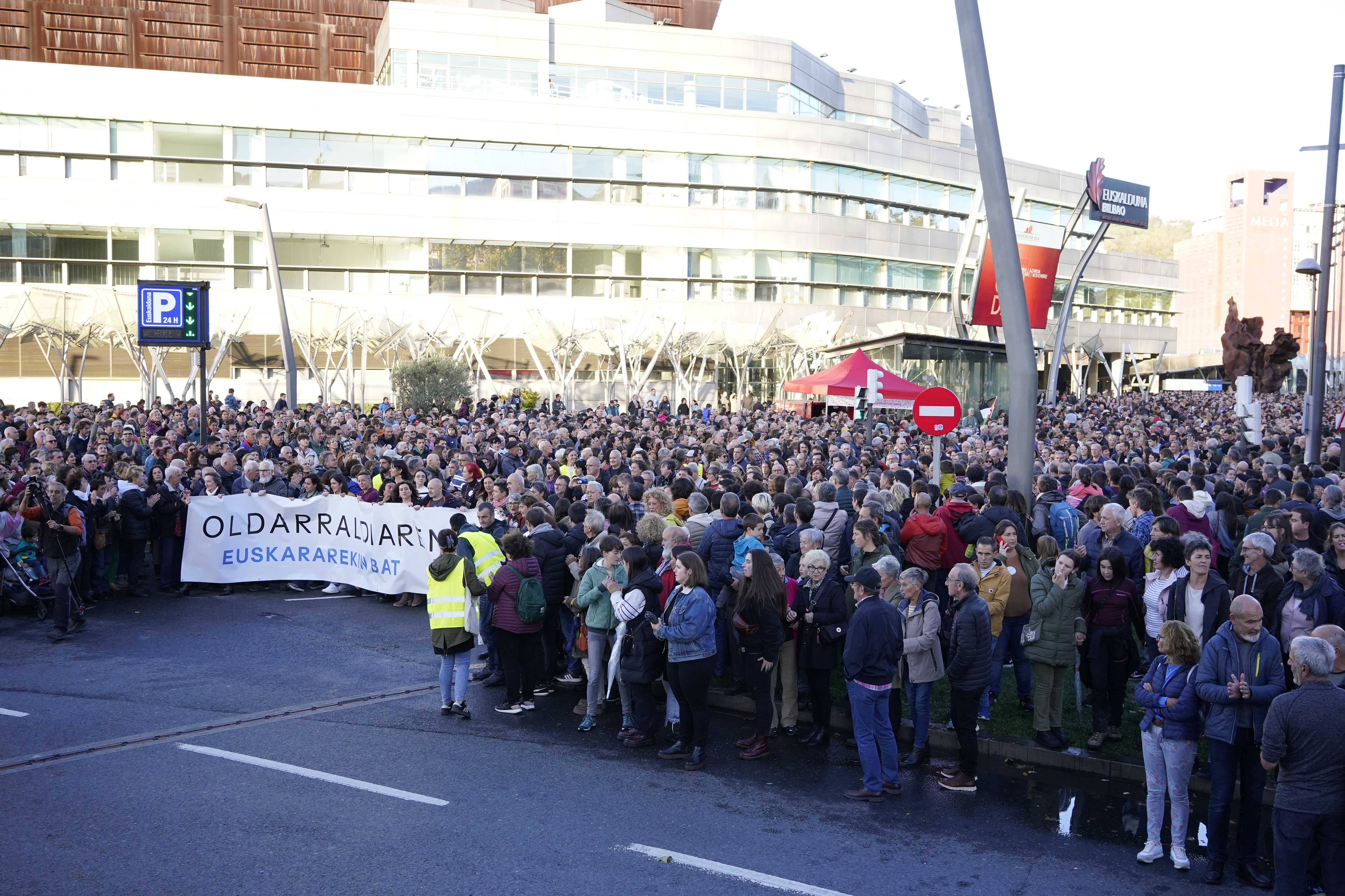 Miles de personas claman en Bilbao para defender el euskera