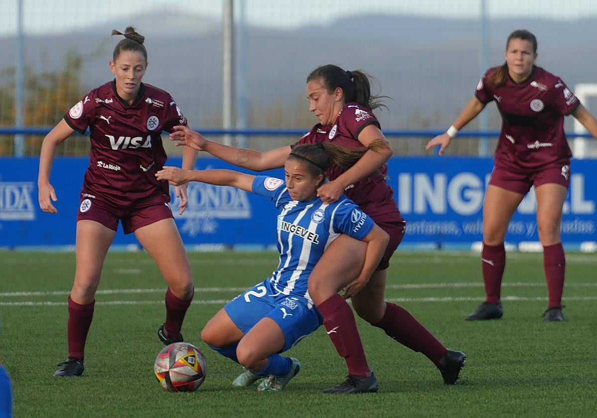 Una jugadora albiazul aguanta la entrada de una rival.