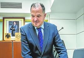 Iturgaiz recoge sus enseres en su despacho del Parlamento vasco.