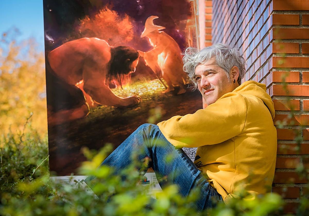 Raúl Montero, director de Tartalo-Semana de lo Fantástico en las Artes, junto al cartel de la primera edición.