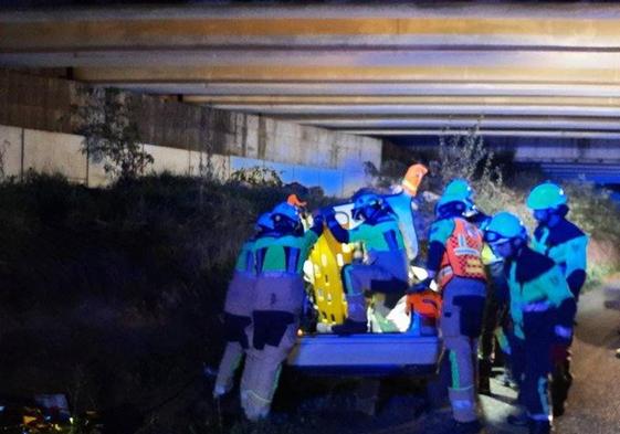 Los bomberos de Álava y de Miranda trabajando en el vehículo accidentado.