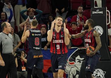 Los árbitros invalidan el triple final de Marinkovic 40 minutos después del final del Baskonia-Gran Canaria