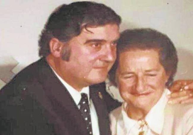 Reconocida. Antxon Iraolagoitia, cuando fue alcalde, homenajeó a Mercedes Kareaga.