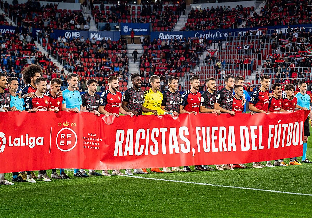 Jugadores de Osasuna y Athletic posaron en mayo con la pancarta que condena el racismo en los campos de fútbol.