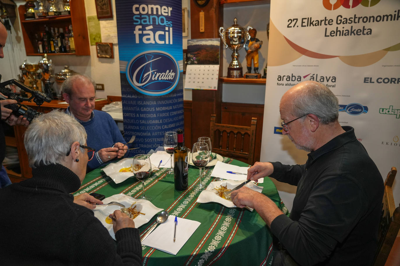 La cena en la sociedad gastronómica Amairu-Bat, en imágenes
