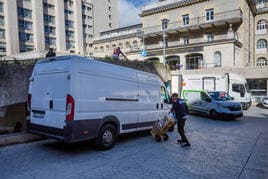 Trasiego de furgonetas de mudanza ayer a la entrada de Santiago