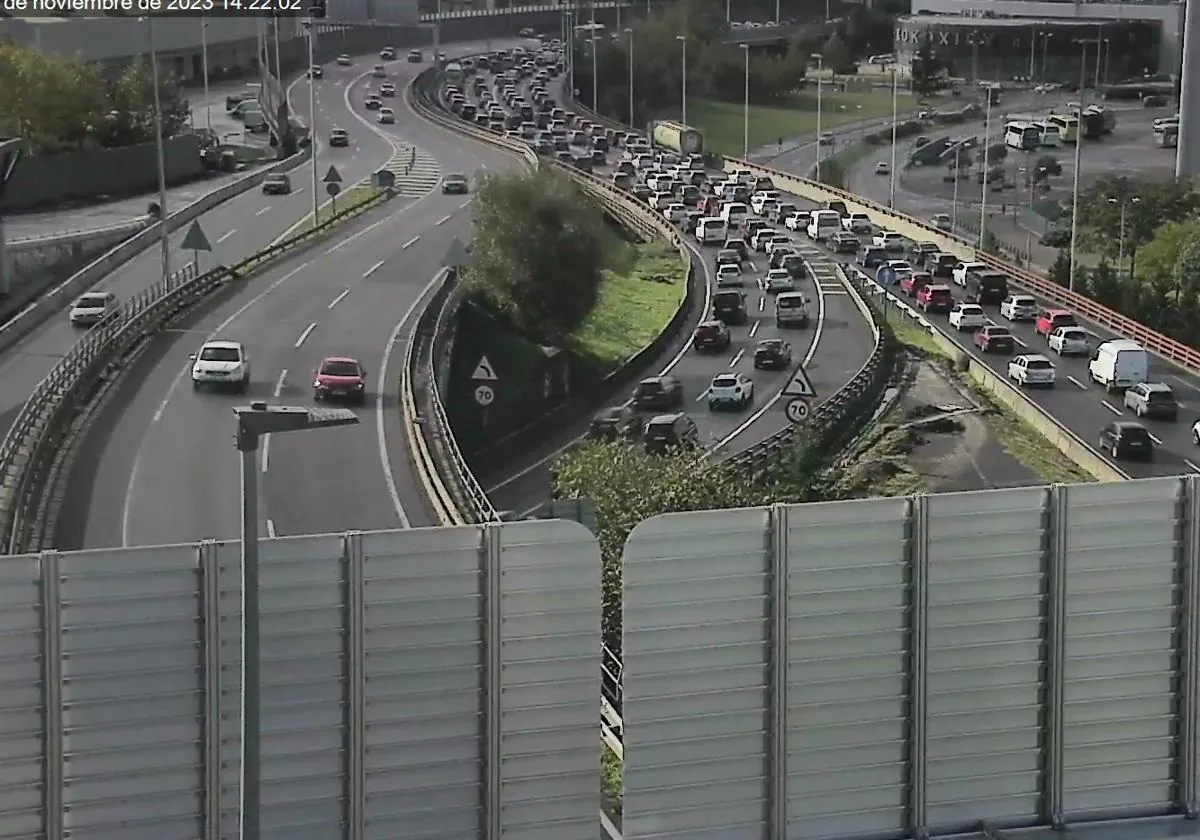 Un accidente con tres heridos dificulta esta mañana el tráfico en Rontegi