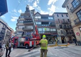 Simulacro de incendio que los Bomberos han desarrollado este lunes en el Casco Viejo y que ha causado una gran expectación ante los vecinos