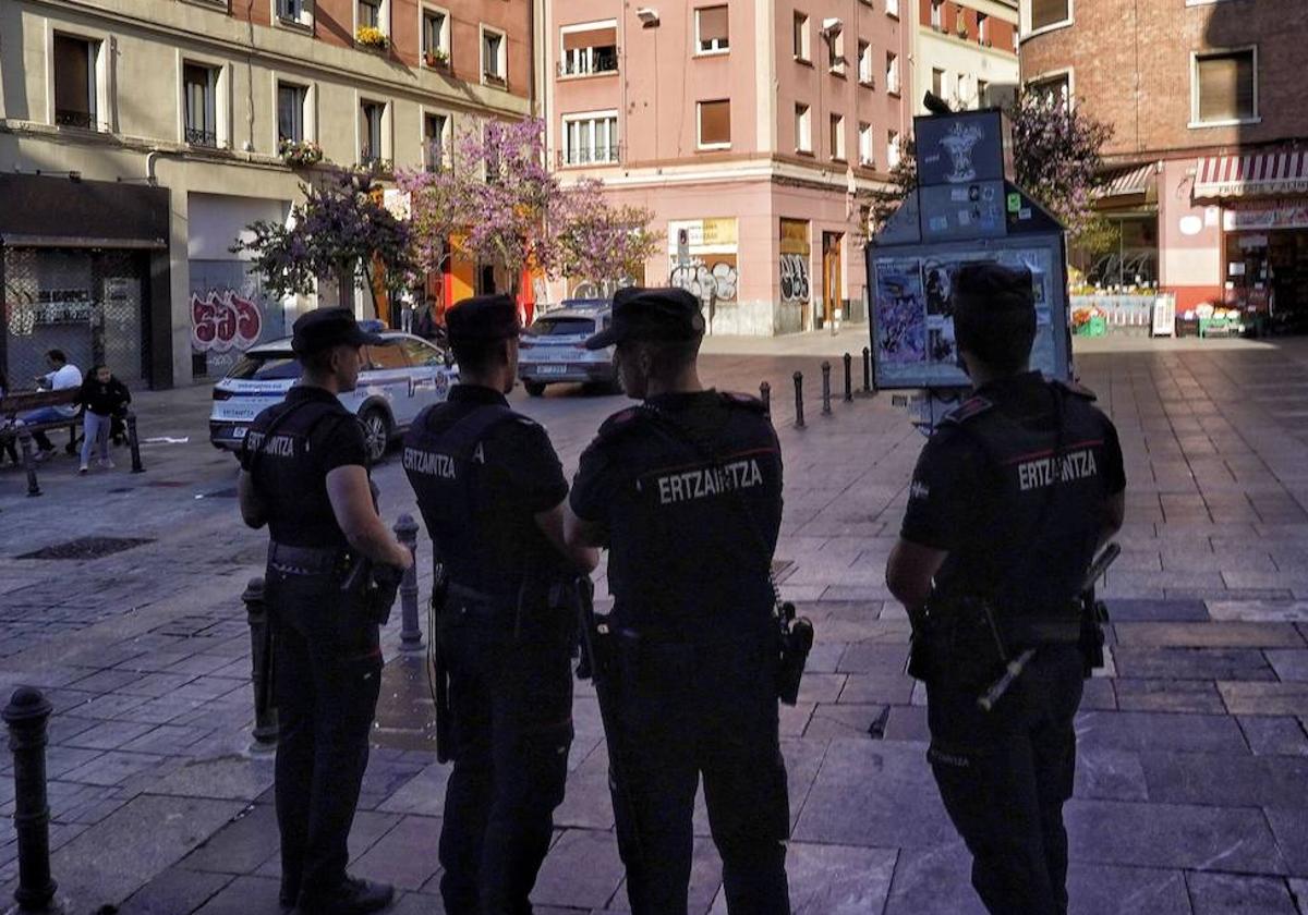 Agentes de la Ertzaintza, en un operativo de vigilancia en el entorno de Aldabe.