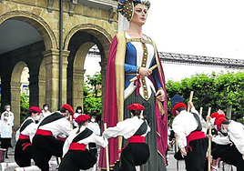 Imagen del gigante de María Díaz de Haro, una de las figuras creadas por el 700 aniversario de la villa.