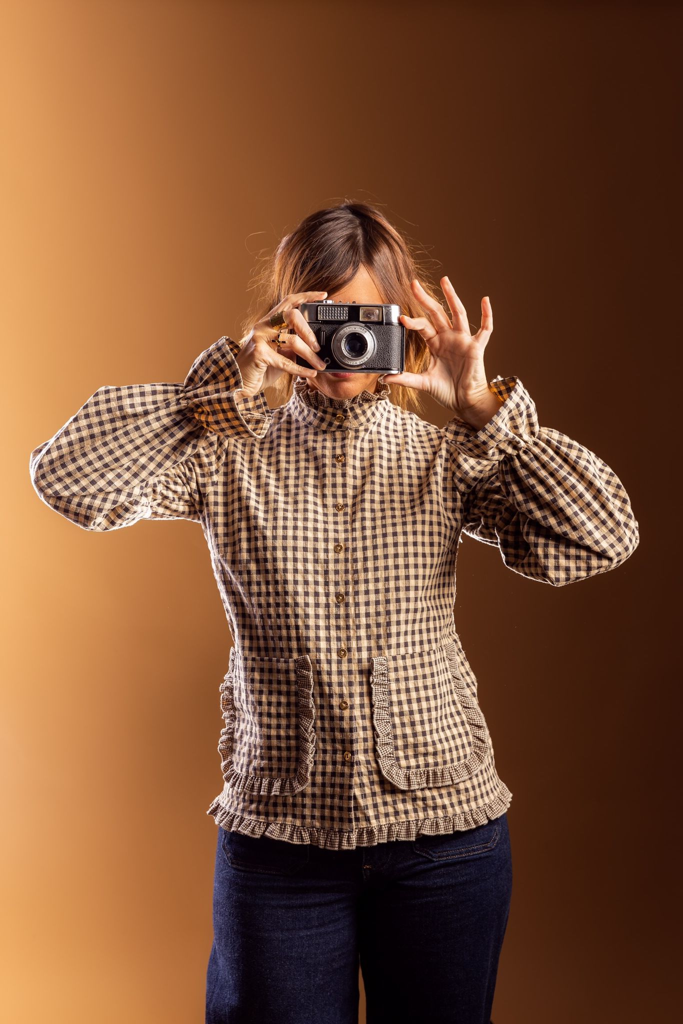 La firma vizcaína que triunfa por sus pendientes lanza las camisas y vestidos más deseados del otoño