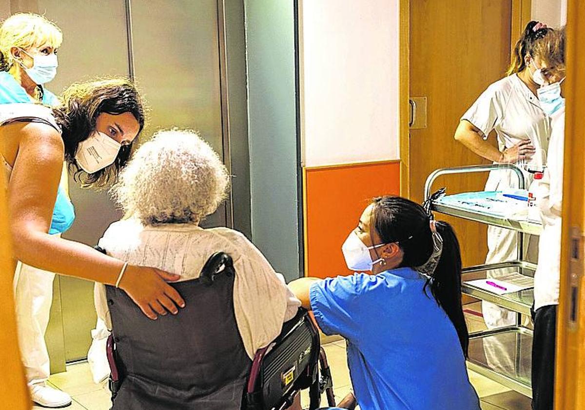 Una población envejecida requiere más atención y gasto sanitario.