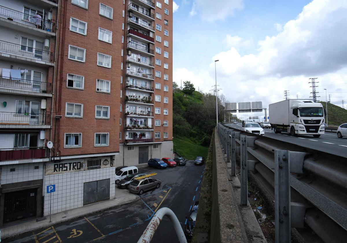 Imagen de archivo de varios bloques de viviendas a unos metros de la BI-30, carretera que da acceso a Barakaldo por el puente de Rontegi.