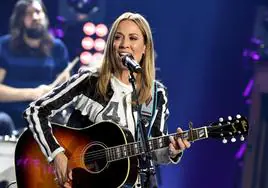 La cantante y compositora Sheryl Crow, que desembarcará en junio en Mendizabala, durante una actuación.