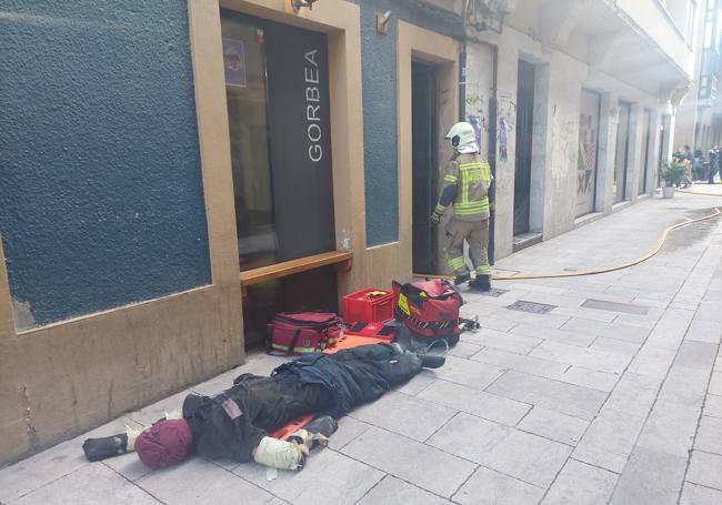 Un muñeco simulaba una víctima junto al bar Gorbea en Zeharkalea