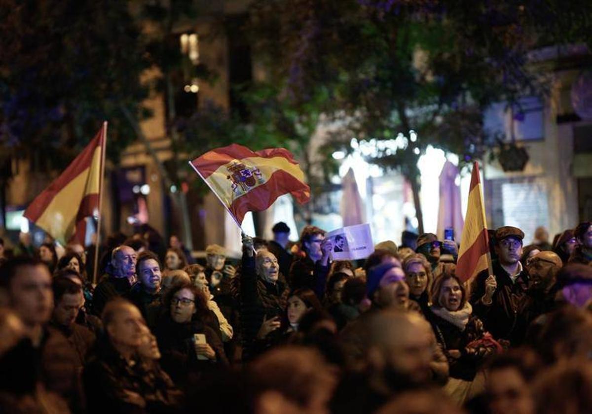 Imagen de la manifestaciónde este sábado a las puertas de la sede del PSOE en Madrid. Este lunes hay convocatorias en nueve ciudades.