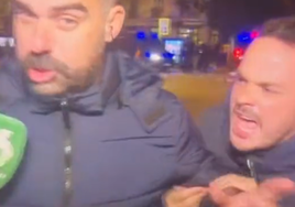 Un periodista de la Sexta, zarandeado en directo en la protesta ante Ferraz