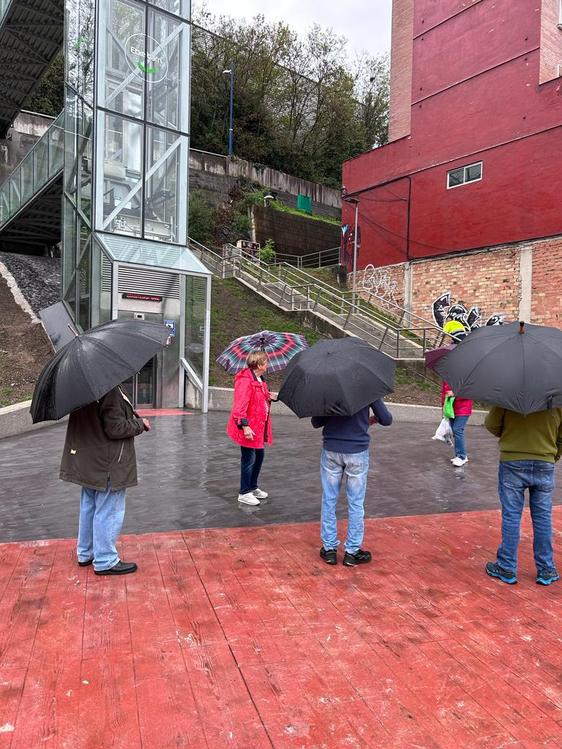 Varios vecinos contemplan la puesta en marcha del nuevo ascensor.