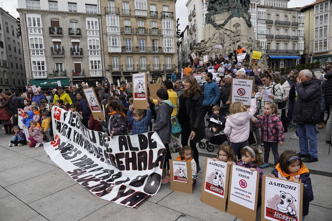 Concentración en Vitoria para exigir un servicio de comedor de calidad.