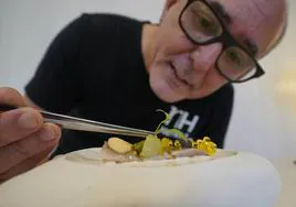 El chef del NH Canciller Ayala Roberto Cruz remata un plato con sardina ahumada inspirado en la película 'Big Fish' de Tim Burton.