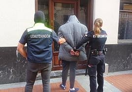Un agente de la Policía local de Barakaldo y una ertzaina con el hombre arrestado.